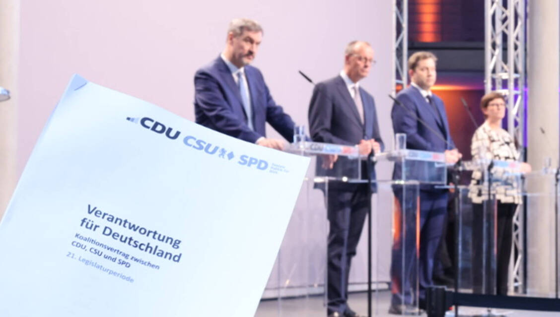 Die SPD stimmte deutlich für den Koalitionsvertrag.  / © IMAGO/Frank Ossenbrink