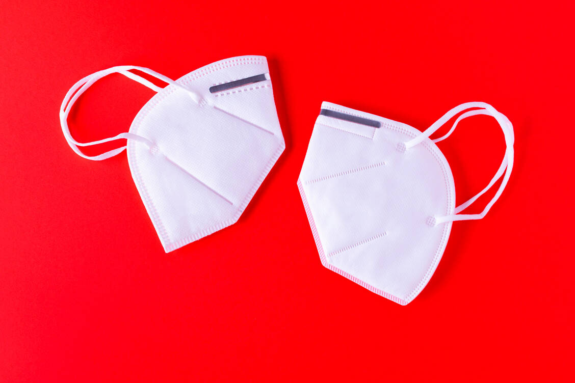 Ein Informationsblatt zum Umgang mit FFP2-Masken soll Apotheken bei der Verteilung eine Hilfe sein.  / Foto: Adobe Stock / J J