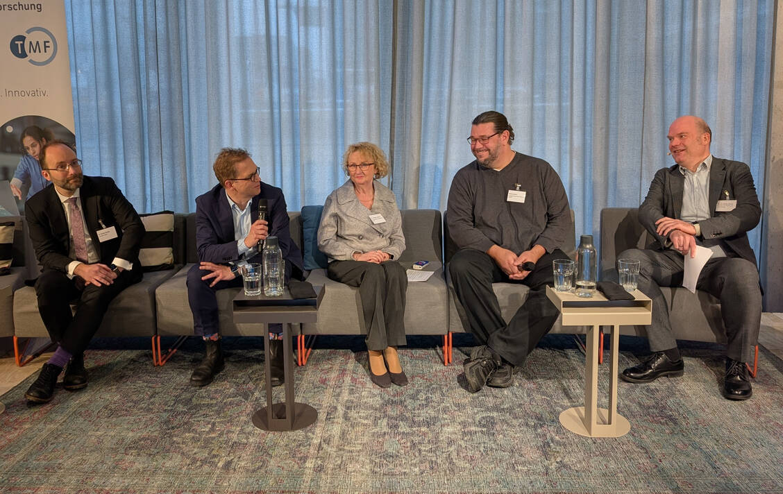 Florian Hartge, Philipp Stachwitz, Christiane Wessel, Moritz Eckert  und Jan-Martin Wiarda (v.l.n.r.) diskutieren über die ePA.  / © PZ/Brockfeld