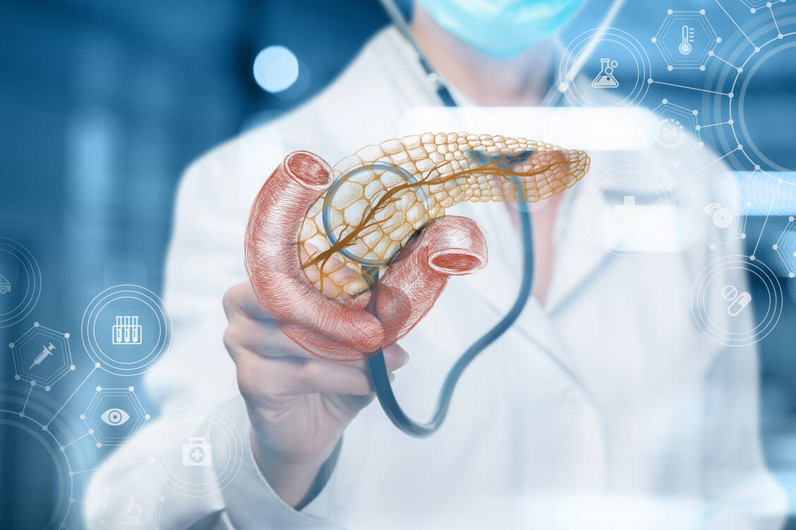 Erste Symptome von Pankreaskrebs sind ungewollter, schneller Gewichtsverlust, Appetitlosigkeit, dumpfe Schmerzen im Oberbauch, die bis in den Rücken ausstrahlen können, Verdauungsprobleme oder ein neu auftretender Diabetes. / © Getty Images/Natali_Mis