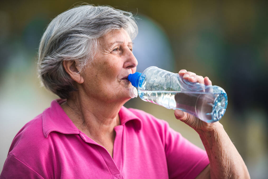 Möglichst kühl halten und genügend trinken: Diese allgemeinen Ratschläge, die vor allem Senioren im Sommer befolgen sollten, beugen auch Durchfall vor. / © Getty Images/BraunS