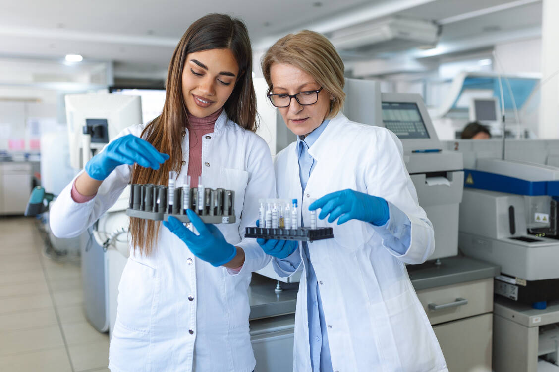 Mentoring ist Verantwortung und heißt heute weit mehr, als die Karriere einer Kollegin zu befeuern. Es basiert auf Vertrauen und Netzwerken. / © Shutterstock/Photoroyalty