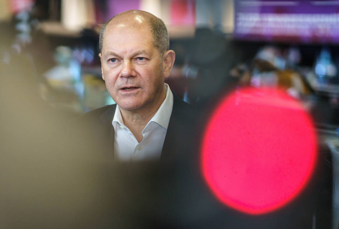 Der designierte Bundeskanzler Olaf Scholz hat gemeinsam mit der geschäftsführenden Bundesregierung und den Länderchefs beschlossen, dass künftig auch Apotheker gegen das Coronavirus impfen sollen. / Foto: picture alliance/dpa