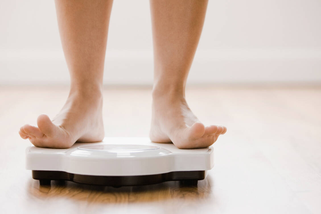 Diejenigen, die seit Pandemiebeginn zulegt haben, bringen einer Studie zufolge im Durchschnitt etwa 6,5 Kilogramm mehr auf die Waage. / Foto: Getty Images/John Fedele