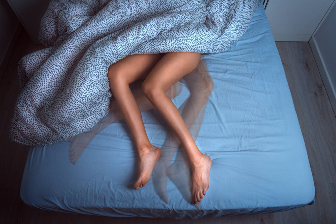 Ein Restless-Legs-Syndrom äußert sich durch Missempfindungen in den Beinen mit erhöhtem Bewegungsdrang, gerade in Ruhe. Die Betroffenen leiden dadurch oft auch unter Schlafstörungen. / Foto: Adobe Stock/Creative Cat Studio