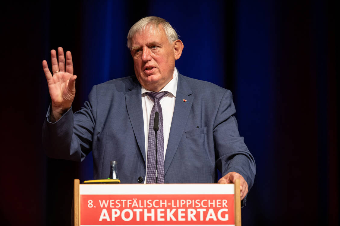 NRW-Gesundheitsminister Karl-Josef Laumann (CDU) fordert die Bundesregierung auf, bei Kinderarzneimitteln einen Versorgungsmangel festzustellen, damit die Präparate leichter importiert werden können. / Foto: AKWL/Peter Leßmann