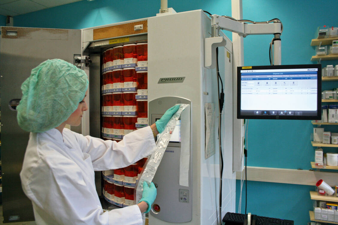Das UKE hat schon seit Längerem ein Closed-Loop-System für die Medikation. Dabei werden Tabletten und Kapseln patientenindividuell verblistert. / Foto: PZ/Daniela Hüttemann (Archivbild)