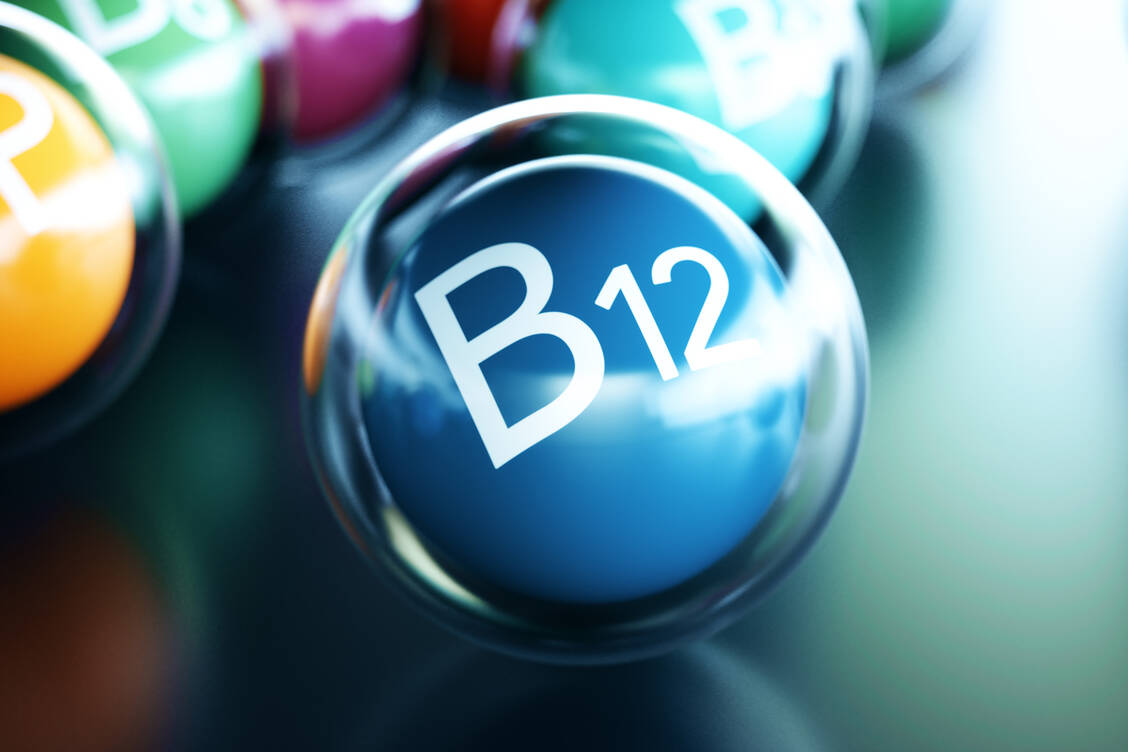 Vitamin B<sub>12</sub> kommt fast nur in tierischen Lebensmitteln vor, weshalb Veganer es ergänzen müssen. Es ist wichtig für die Zellteilung, Nervenfunktion und Blutbildung. / Foto: Getty Images/Rost-9D