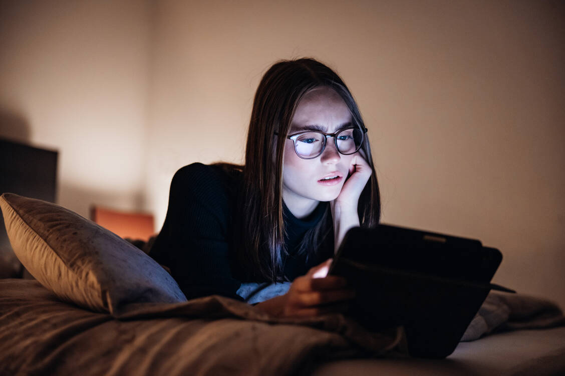 Falschinformationen zu Gesundheitsthemen sind im Internet oft ebenso präsent oder sogar noch präsenter als korrekte Informationen. Heilberufler sollten dem entgegentreten, auch auf sozialen Medien. / Foto: Getty Images/Finn Hafemann