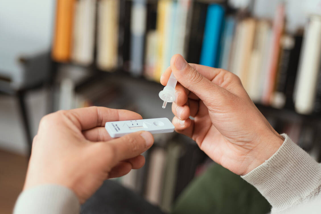 Epidemiologe  Hajo Zeeb zufolge funktionieren die Corona-Tests auch bei den aktuell zirkulierenden SARS-CoV-2-Varianten. / Foto: Adobe Stock/nito