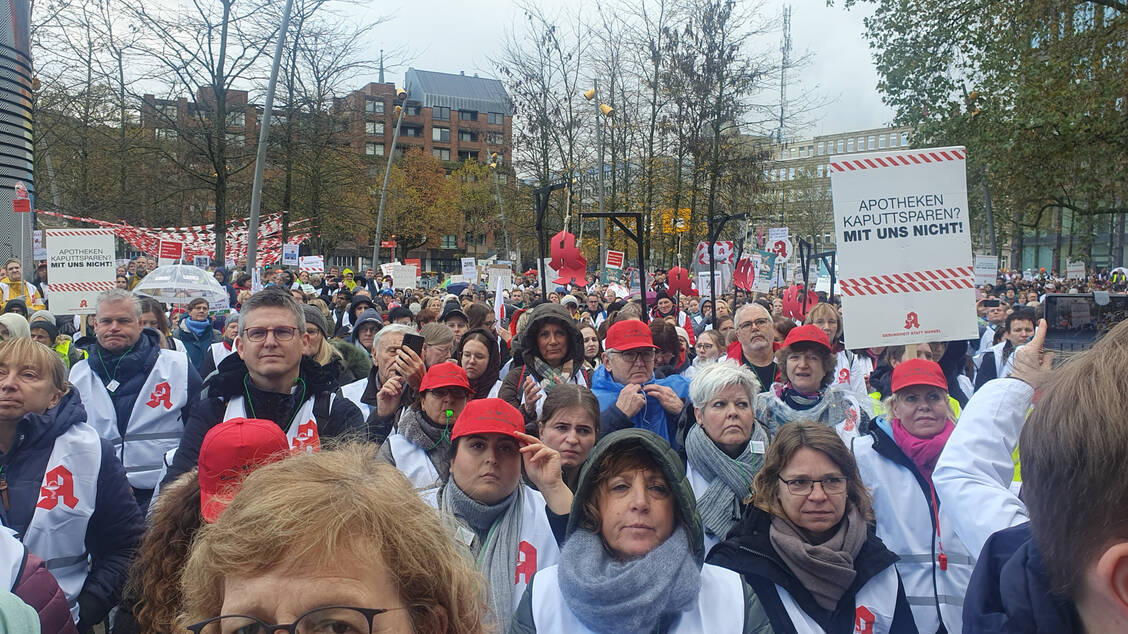 Rund 5000 Apothekenmitarbeitende protestierten heute in Dortmund gegen die Reformpläne von Bundesgesundheitsminisiter Karl Lauterbach (SPD). / Foto: PZ/Dölger