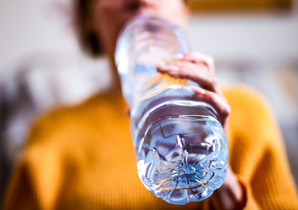 Bei körperlicher Anstrengung oder Hitze sind erhöhte Trinkmengen normal. Wer jedoch regelmäßig mehr als drei Liter pro Tag trinkt, könnte an einer seltenen Hormonmangelerkrankung leiden. / Foto: Getty Images/	mikroman6