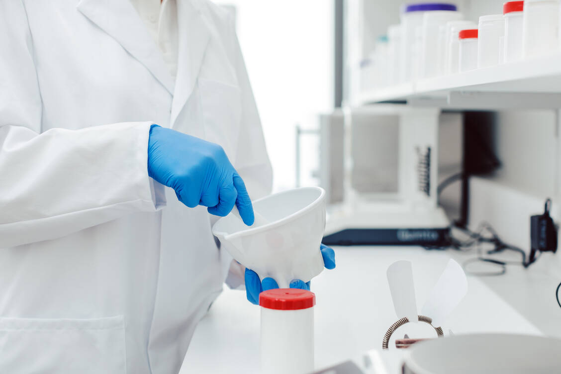 Für die Herstellung niedrigdosierter Acetylsalicylsäure-Kapseln zur pädiatrischen Anwendungsoll die Rezeptursubstanz sehr fein gepulvert sein. / Foto: Getty Images/Kzenon