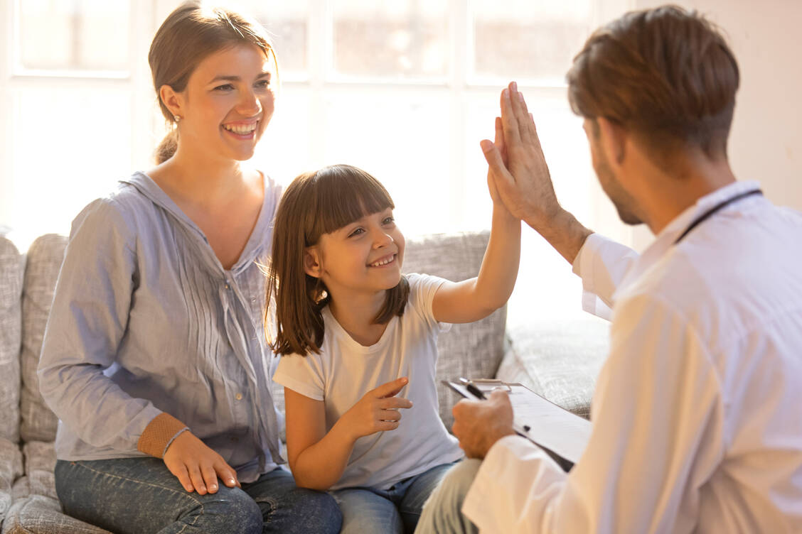 Die frühe und regelmäßige Diabetes-Schulung soll dem Kind und seinen Eltern Sicherheit und Selbstvertrauen geben. / Foto: Adobe Stock/fizkes