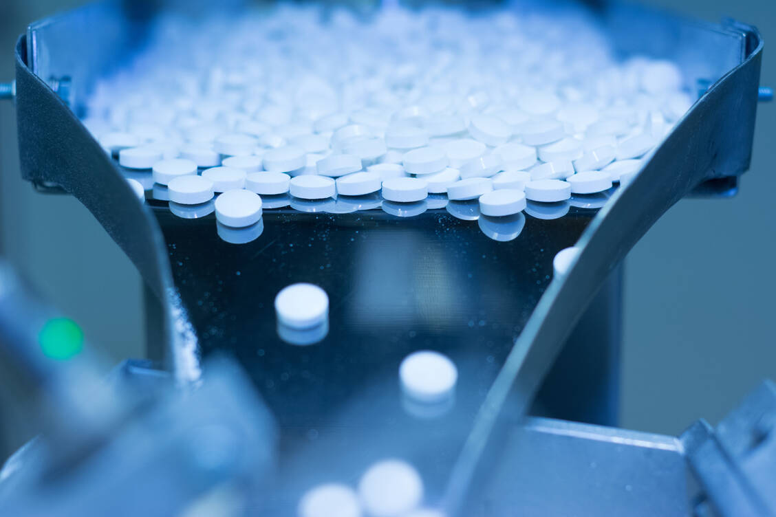 In der Pharmazeutischen Technologie wird Talk als sogenanntes Gegenklebemittel bei der Herstellung von Filmtabletten verwendet. / Foto: Adobe Stock/Bogdan