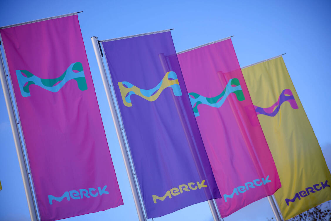 Der deutsche Pharmakonzern Merck hat Angestellte in 65 Ländern.  / © IMAGO/HMB-Media
