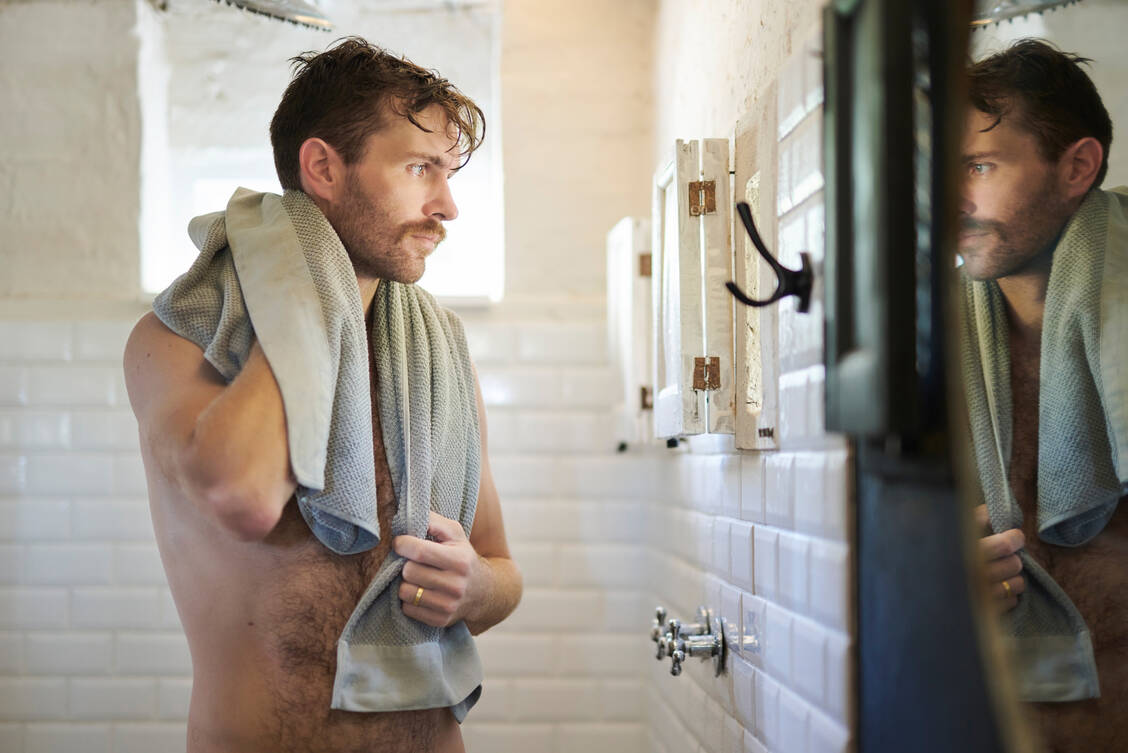 Die Selbstuntersuchung der Hoden führen Männer idealerweise einmal im Monat durch, vorzugsweise nach einer warmen Dusche oder einem Bad. / © Getty Images/Adene Sanchez