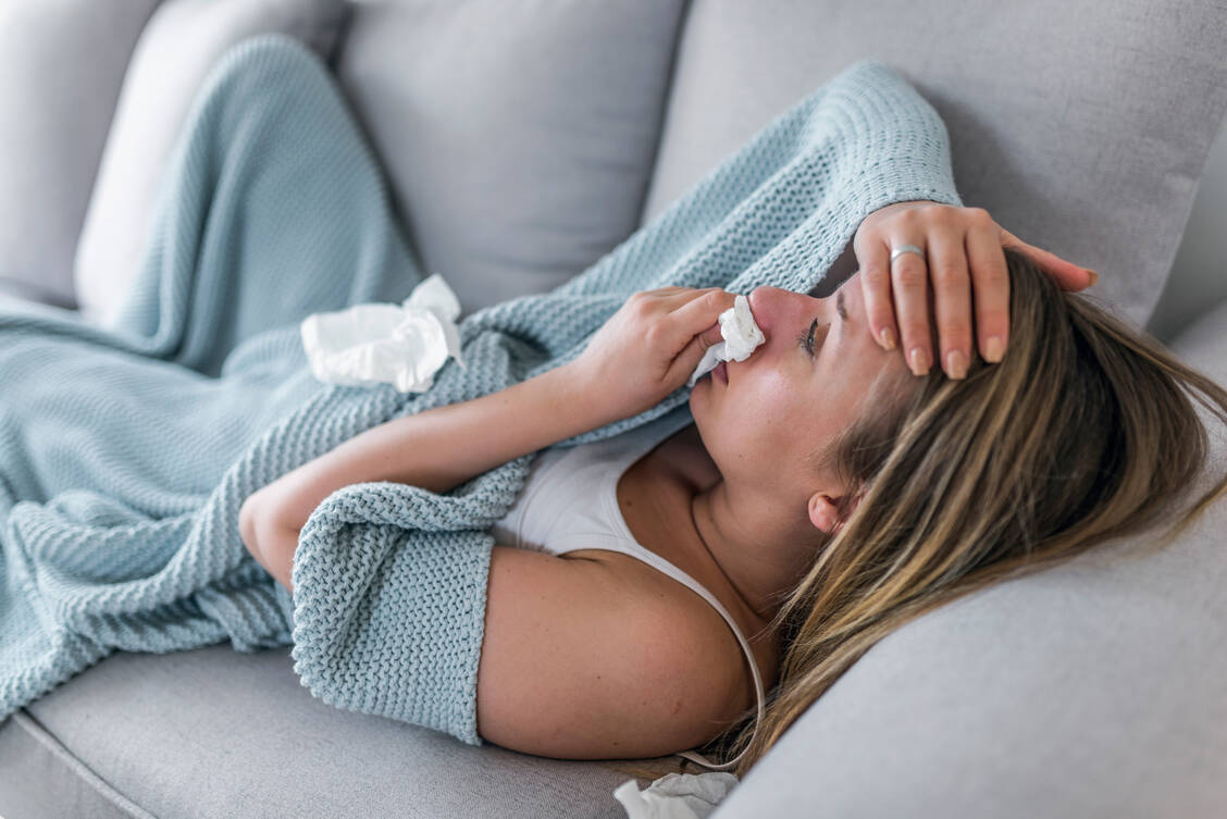Wie schon in der ersten Jahreswoche lagen in der zweiten ebenfalls rund 4,5 Millionen Menschen in Deutschland mit einem Atemwegsinfekt flach. / © Getty Images/ ljubaphoto