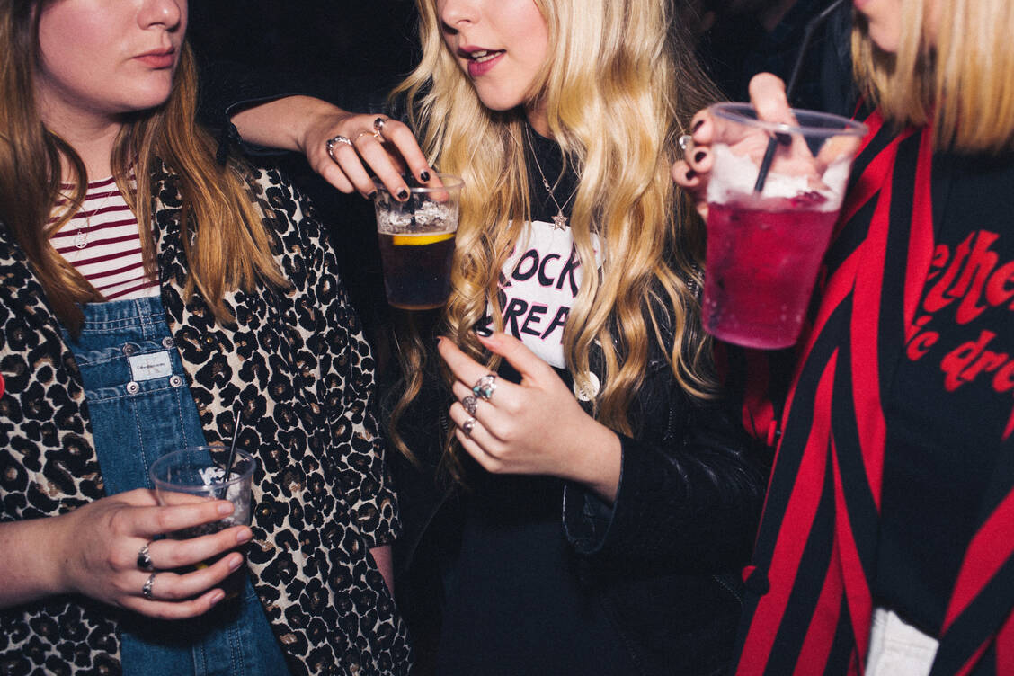 Schon bei Jugendlichen ist Alkoholkonsum weit verbreitet.  / Foto: Getty Images/Hollie Fernando