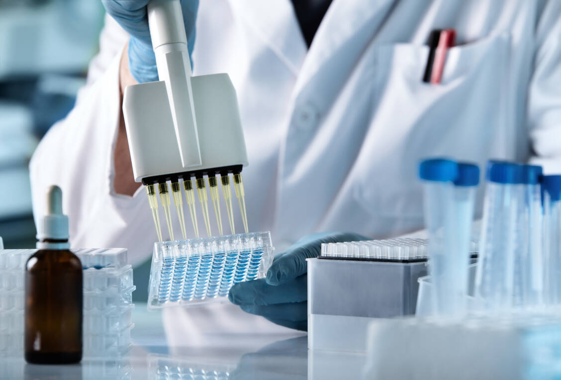 Eine herkömmliche quantitative Real-Time-PCR benötigt etwa zwei Stunden, ein neues Gerät soll zehnmal schneller sein. / Foto: Adobe Stock/angellodeco