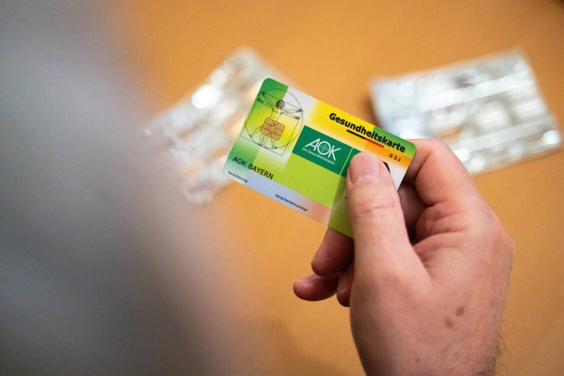 Laut AOK-Bundesverband soll eine schnelle Ersteinschätzung des konkreten Bedarfs und der Dringlichkeit erfolgen, damit Patientenanliegen zielgerichteter an die richtigen Versorgungsebenen vermittelt werden können. / © Imago/Bihlmayerfotografie