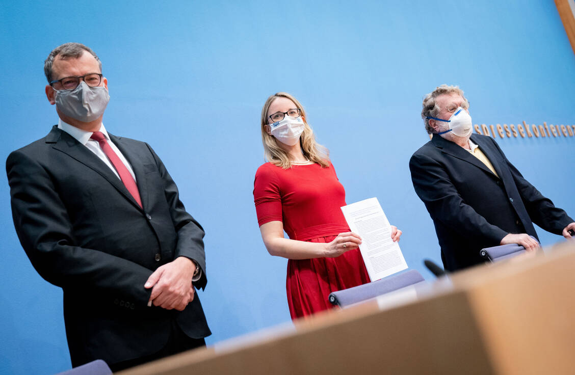Am heutigen Montag stellten Thomas Mertens, Vorsitzender der STIKO (rechts), Alena Buyx, Vorsitzende des Deutschen Ethikrats, und Gerald Haug, Präsident der Leopoldina, ein gemeinsames Positionspapier zur Impfpriorisierung vor. / Foto: picture alliance/dpa/Kay Nietfeld