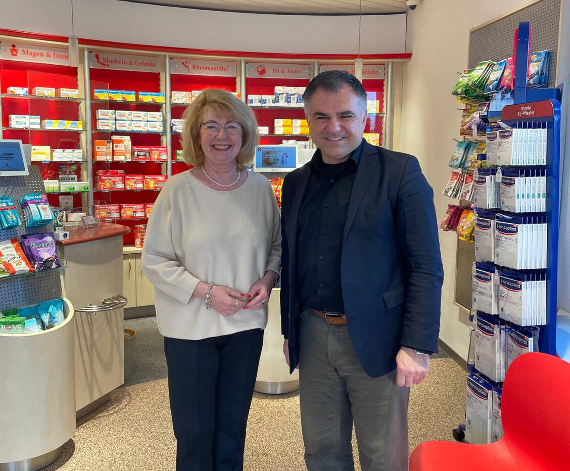 Der gesundheitspolitische Sprecher der SPD, Christos Pantazis, zu Besuch in der Broitzemer Apotheke von Cathrin Burs. / © Büro Pantazis