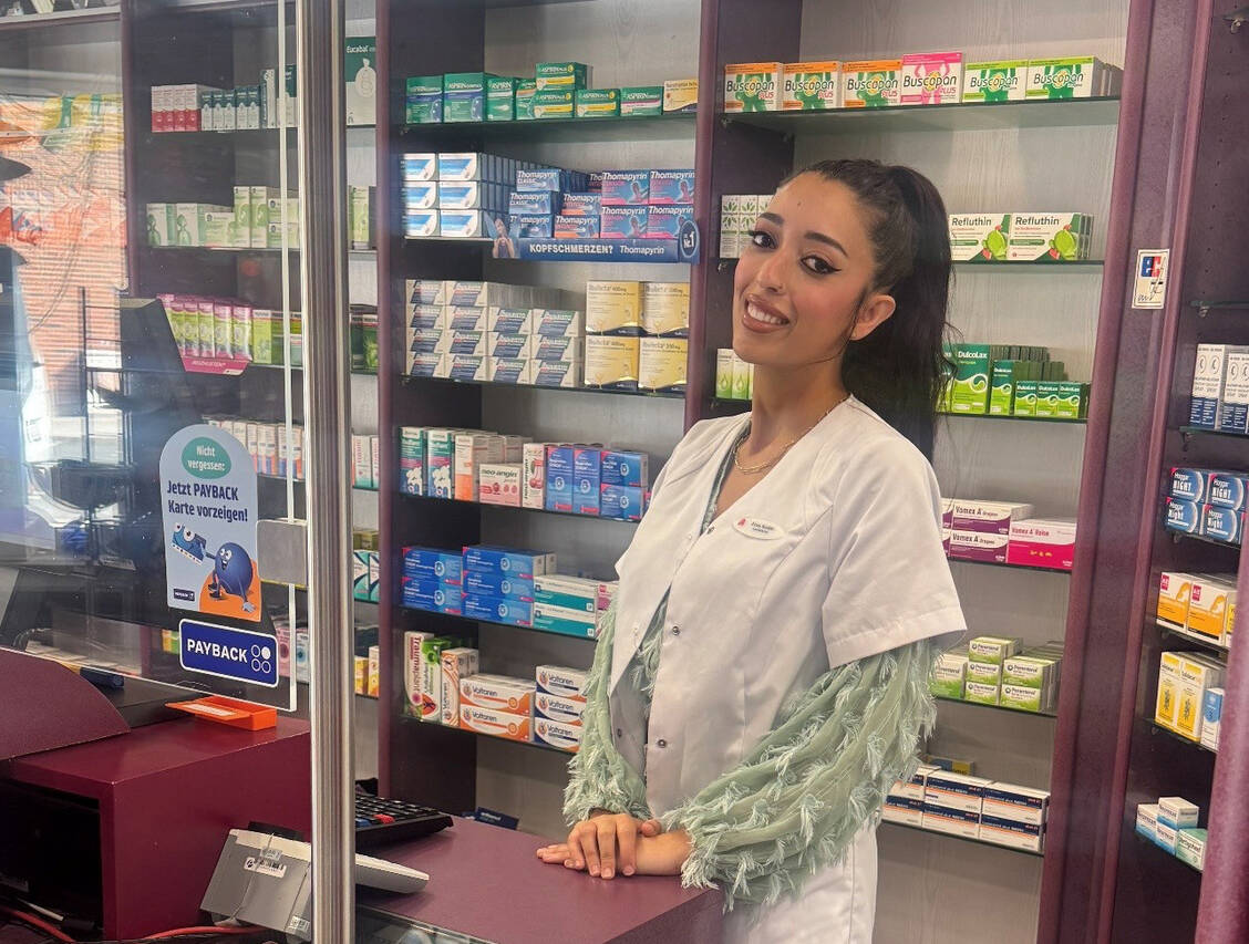 Während ausländische Versandapotheken von anderen gesetzlichen und steuerlichen Rahmenbedingungen profitierten, würden immer mehr deutsche Apotheken wirtschaftlich unter Druck geraten, sagt Apothekeninhaberin Yasmine Keddo aus Oberhausen. / © Hirsch-Apotheke