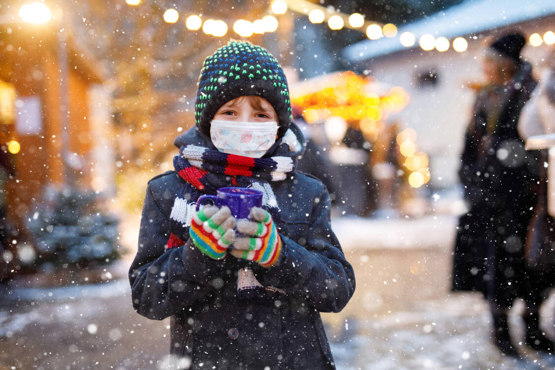 Mit einer »normalen«, unbeschwerten Vorweihnachtszeit ist angesichts steigender Inzidenzen, Durchbruchinfektionen und fehlendem Impfschutz für die unter 12-Jährigen leider auch dieses Jahr nicht zu rechnen. / Foto: Getty Images/romrodinka