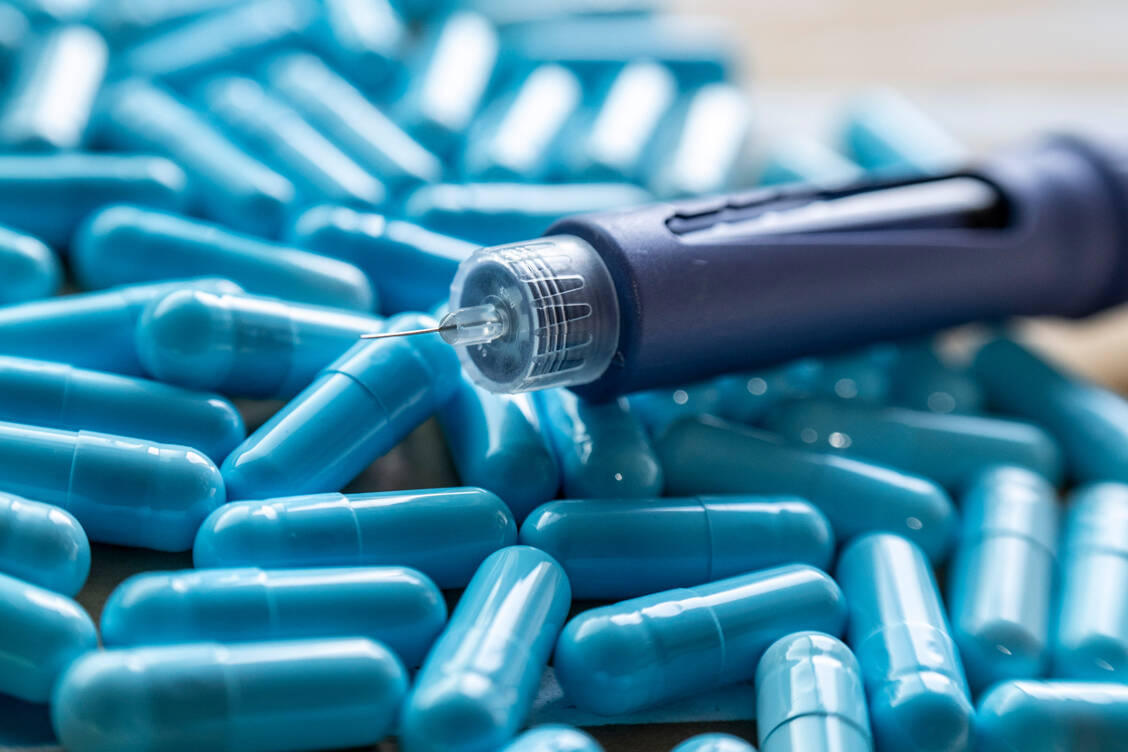 Die Entwicklung neuer Adipositasmedikamente schreitet voran: Neue Wirkstoffe und neue Wirkstoffkombinationen werden klinisch getestet. Es befinden sich sowohl oral bioverfügbare als auch zu injizierende Wirkstoffe in der Pipeline. / © Getty Images/celsopupo