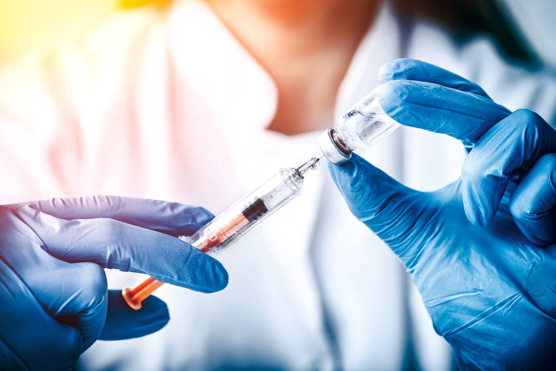 Die Ständige Impfkommission (STIKO) empfiehlt allen Personen ab 70 Jahren sowie besonders gefährdeten Personen eine zweite Auffrischimpfung mit den bisherigen mRNA-Impfstoffen. / Foto: Shutterstock/REDPIXEL