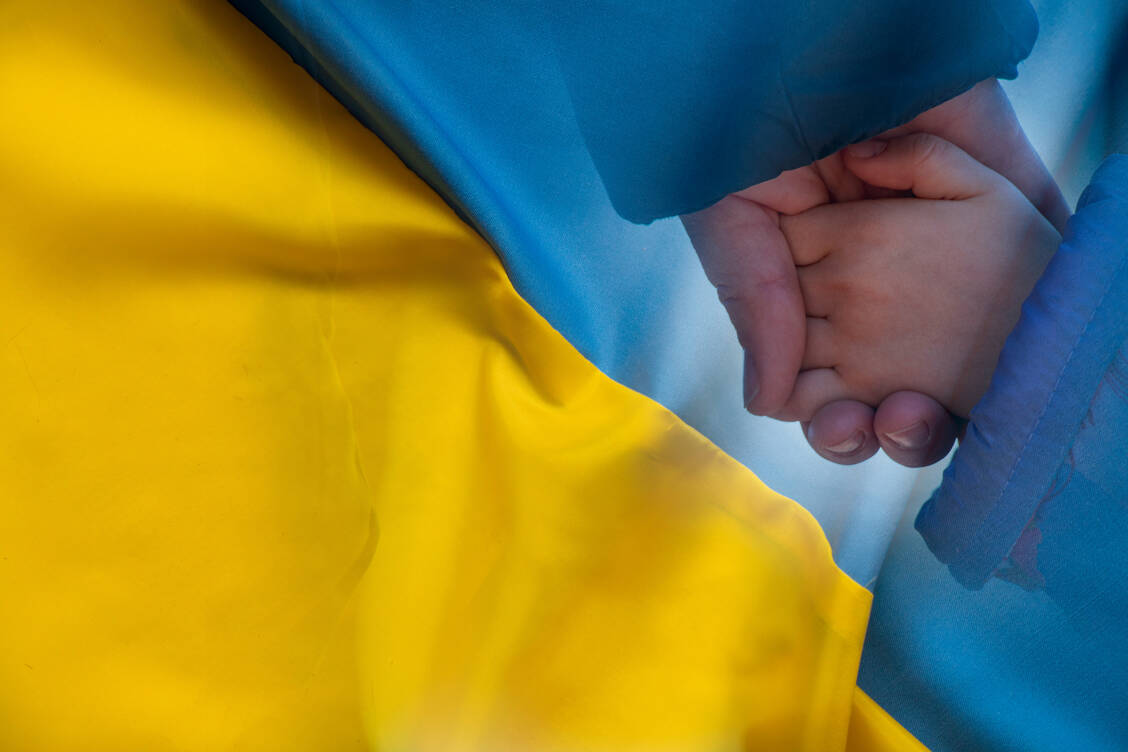 Viele Menschen sind vor dem Krieg in der Ukraine nach Deutschland geflüchtet. Zur Verständigung in der Apotheke hat die PZ Übersetzungshilfen erstellt. / Foto: Adobe Stock/Viktoria Kotlyarchuk