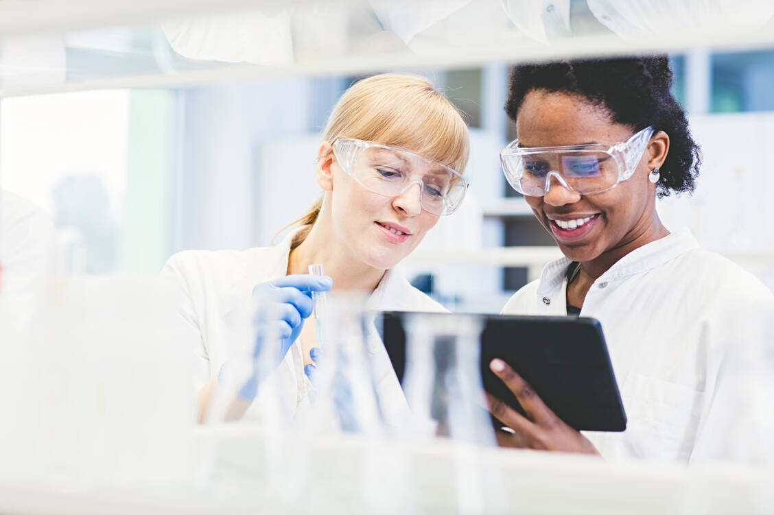 Laborpraktika bleiben ein wichtiger Teil des Pharmaziestudiums. Es wird jedoch weniger Chemiestunden geben, dafür mehr Klinische Pharmazie und Pharmakologie. Neu hinzu kommt die Vermittlung digitaler und kommunikativer Kompetenzen. / Foto: Getty Images/poba
