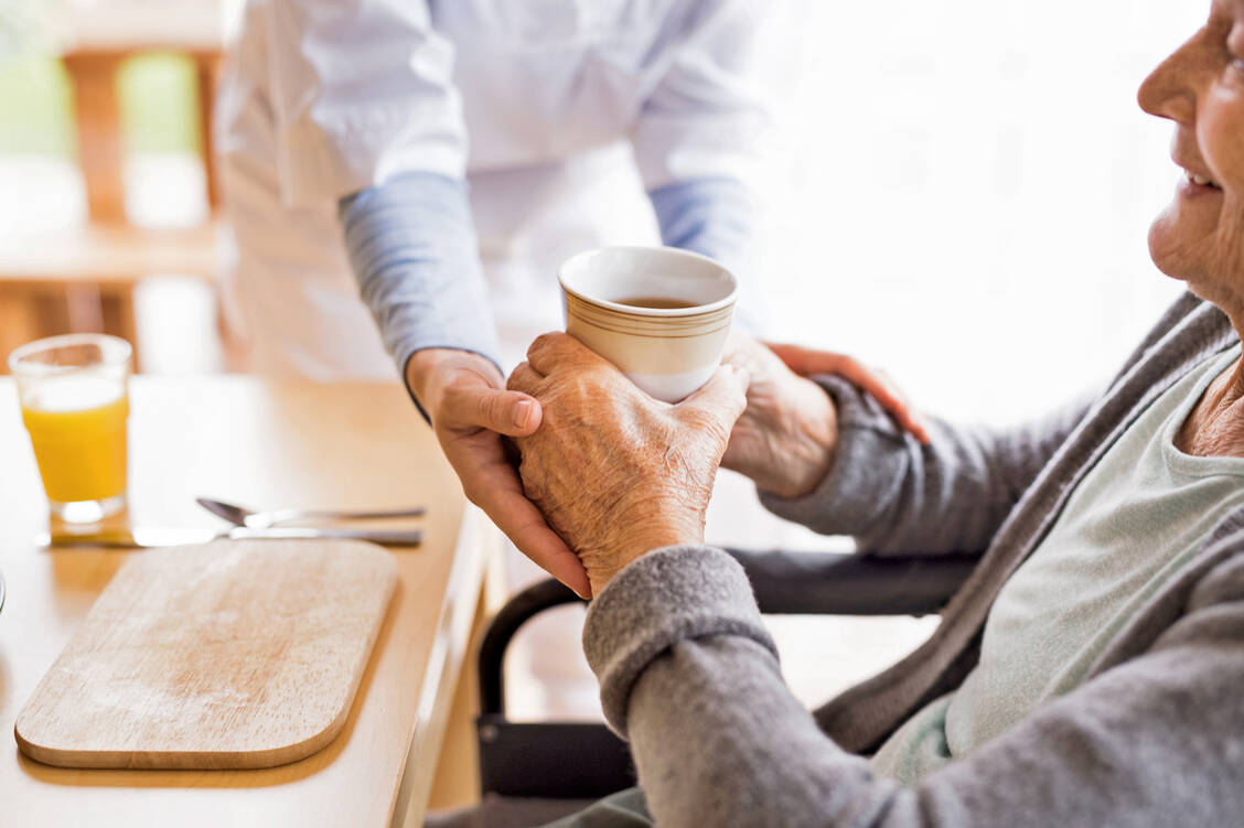 Finanzierungsreform der Pflegeversicherung vonnöten: Die Eigenanteile der Pflegebedüftigen an den Kosten für die Heimpflege muss laut SPD kalkulierbar und verlässlich bleiben. / Foto: iStock/Halfpoint