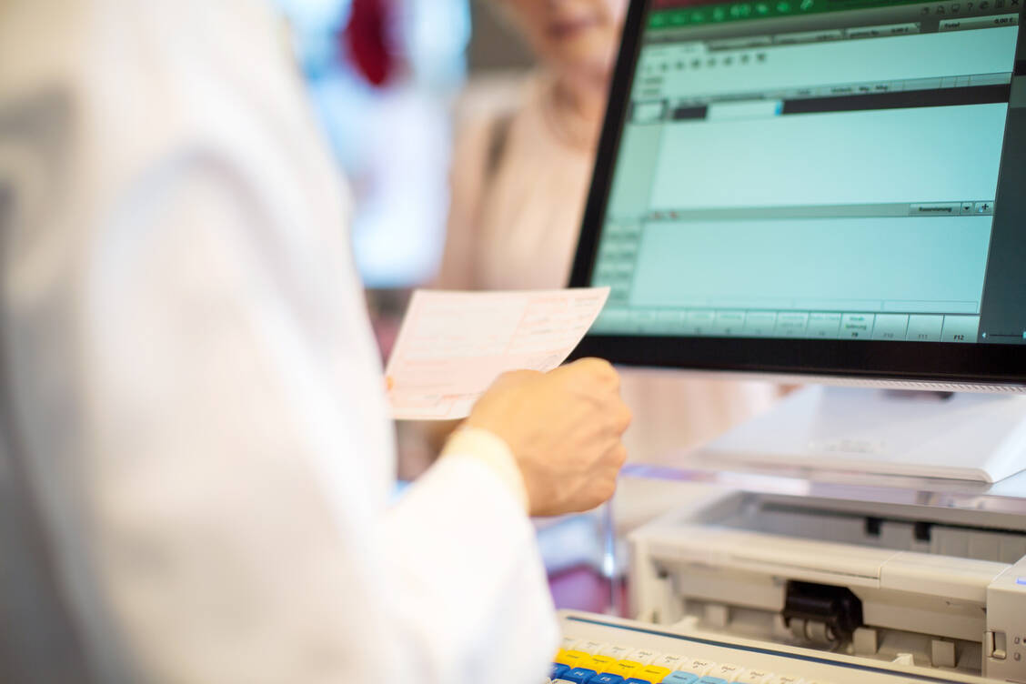Arzneimittelinteraktionen zu bewerten, gehört zum Apothekenalltag.   / Foto: Getty Images/Luis Alvarez