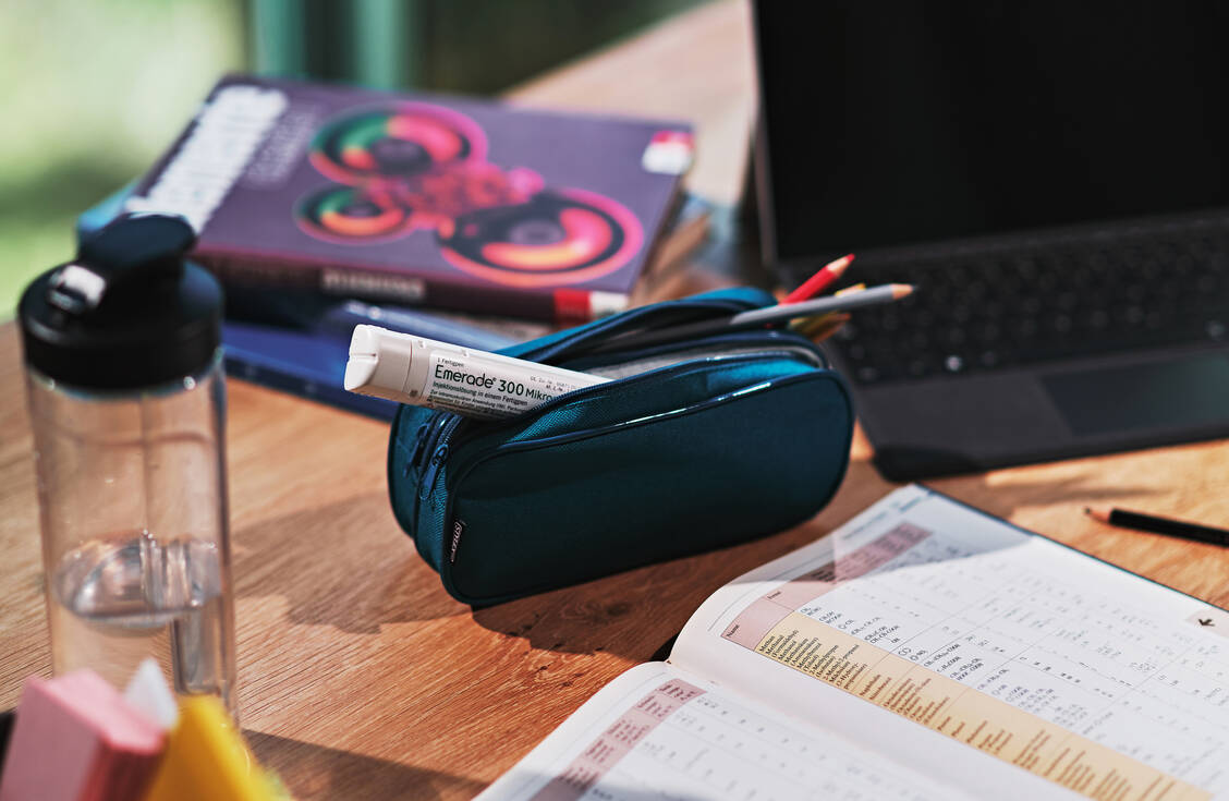 Immer dabei sollten Kinder mit Anaphylaxie-Gefahr ihren Adrenalin-Pen haben. Auch in Schule, Kita und Sportverein sollte das Umfeld wissen, wie das Notfall-Medikament angewendet wird. / Foto: Bausch und Lomb