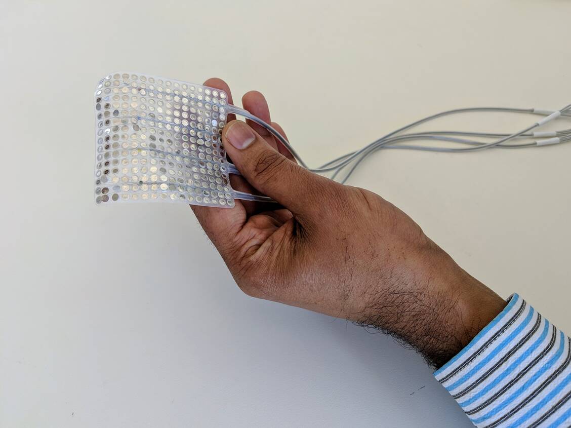 Ein solches Elektrodenset wurde in der Untersuchung verwendet, um die Gehirnaktivität der Probanden aufzuzeichnen. / Foto: UCSF
