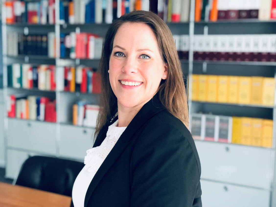 Dr. Simone Dirkmann studierte und promovierte am pharmazeutischen Institut in Münster. Nach Tätigkeiten in der öffentlichen Apotheke und beim Apothekerverband Westfalen-Lippe ist sie seit 2023 Mitarbeiterin im Landeszentrum Gesundheit NRW im Bereich Arzneimittelsicherheit und Sozialpharmazie. / Foto: Landeszentrum Gesundheit NRW