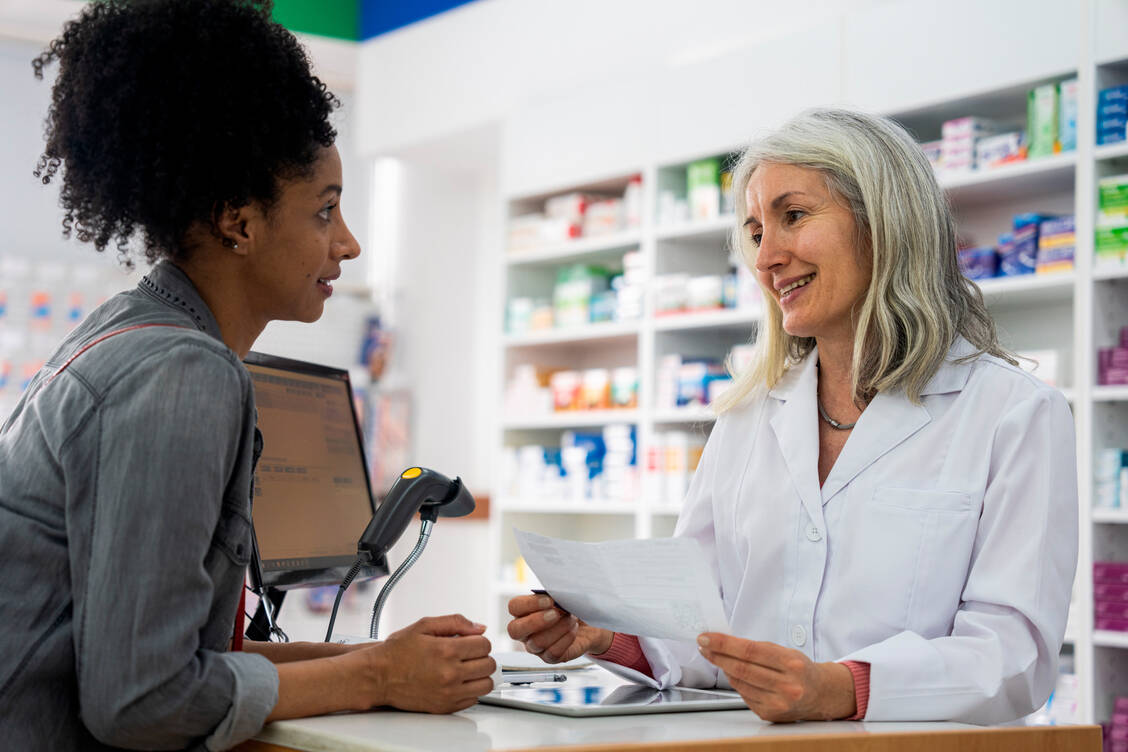 Onkologische Patienten aufklären und Vertrauen in die Therapie schaffen: Das ist eine wichtige Aufgabe der Apotheker. / © Getty Images/Mindful Media