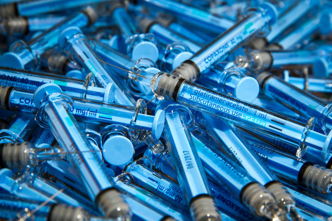 Copaxone® ist das Originator-Präparat. Dabei soll das »Cop« für Copolymer und »axon« für die Nervenzellfortsätze stehen, deren Myelinschicht bei einer MS vom Immunsystem attackiert wird. / © Adobe Stock/Andrew Barker