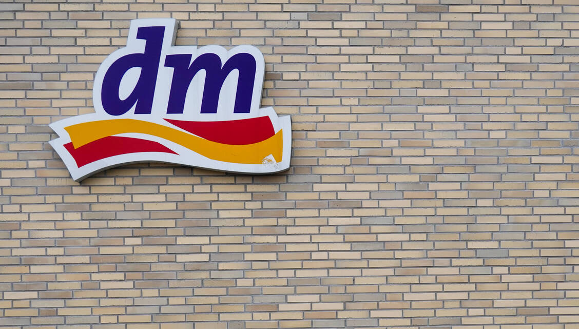Im Herbst will dm seinen OTC-Versand aus Tschechien starten. / © IMAGO/NurPhoto