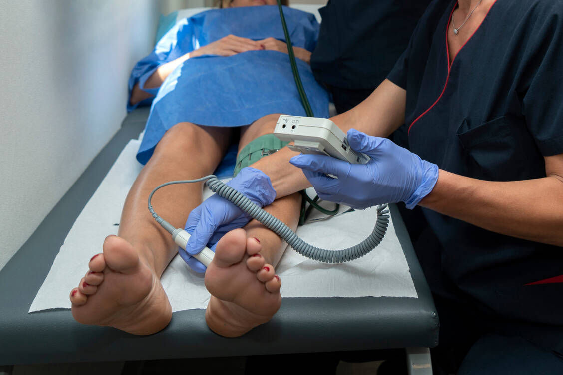Die dopplersonografische Messung mit Bestimmung des Knöchel-Arm-Index (ABI = Ankle-Brachial-Index) ist eine schnelle, schmerzfreie und ungefährliche Methode, die zuverlässig auf die Engpässe in den Beinen hinweist. Der ABI identifiziert nicht nur eine pAVK, sondern gibt eindeutige Hinweise auf deren Schweregrad. / © Getty Images/MedicalWorks