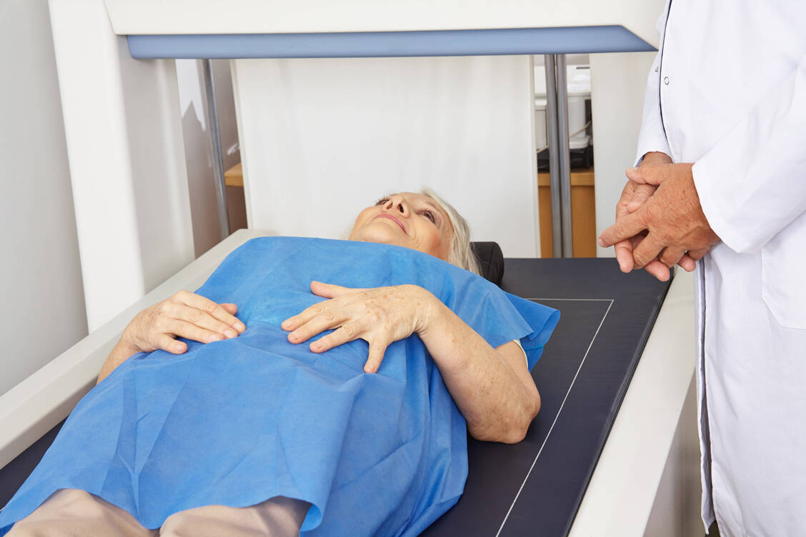 Die Messung der Knochendichte per DXA sollte bei Osteoporose alle fünf Jahre erfolgen. / © Imago Images/Zoonar II