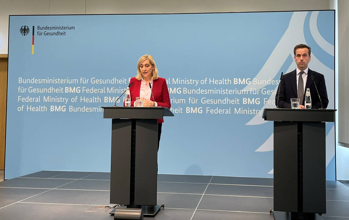 Die Apothekenreform von Gesundheitsministerin Nina Warken (CDU) geht jetzt in die Frühkoordinierung. Das sagte die Ministerin heute auf Anfrage der PZ bei einem Pressetermin im BMG. / © PZ/Tebroke