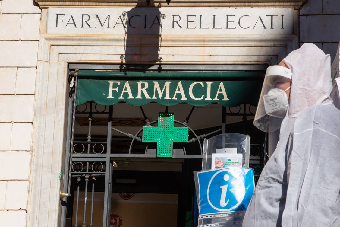 Italiens Apotheken waren in den vergangenen Monaten bereits in die Teststrategie des Landes eingebunden. Rein theoretisch können sie nun auch Impfungen gegen das Coronavirus verabreichen. / Foto: imago images/Pacific Press Agency