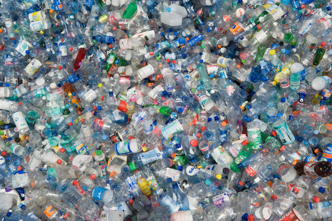 Kunststoffabfälle zerfallen mit der Zeit zu Mikro- und Nanoplastik. / Foto: Getty Images/Westend61