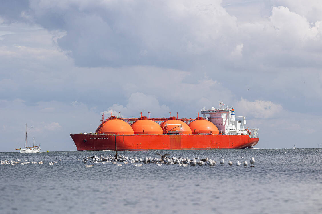 Ein norwegischer LNG-Tanker steuert auf Cuxhaven zu. / © Imago/Manngold