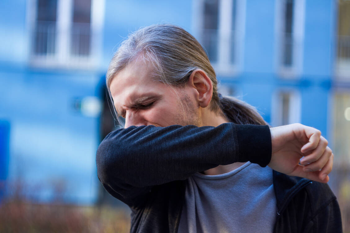 In die Armbeute zu husten oder zu niesen statt wie früher eine Hand vor den Mund zu halten, senkt das Risiko, per Schmierinfektion andere anzustecken. / Foto: Getty Images/monstArrr_