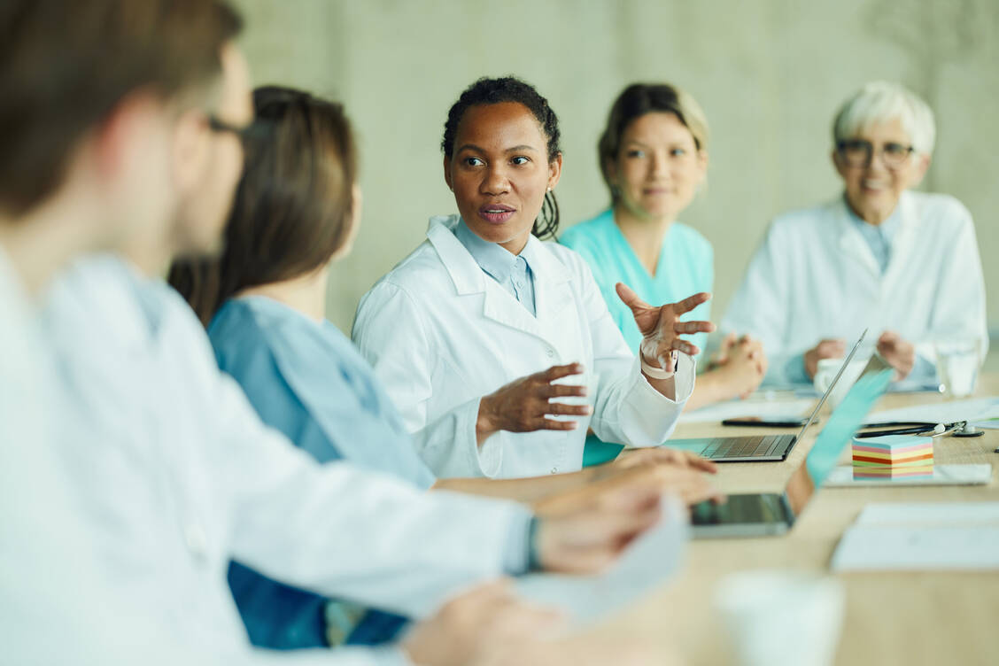 Auch Apothekerinnen und Apotheker müssen häufig verhandeln, seien es wirtschaftliche Konditionen, Behandlungsstrategien oder Personalfragen. / © Getty Images/skynesher