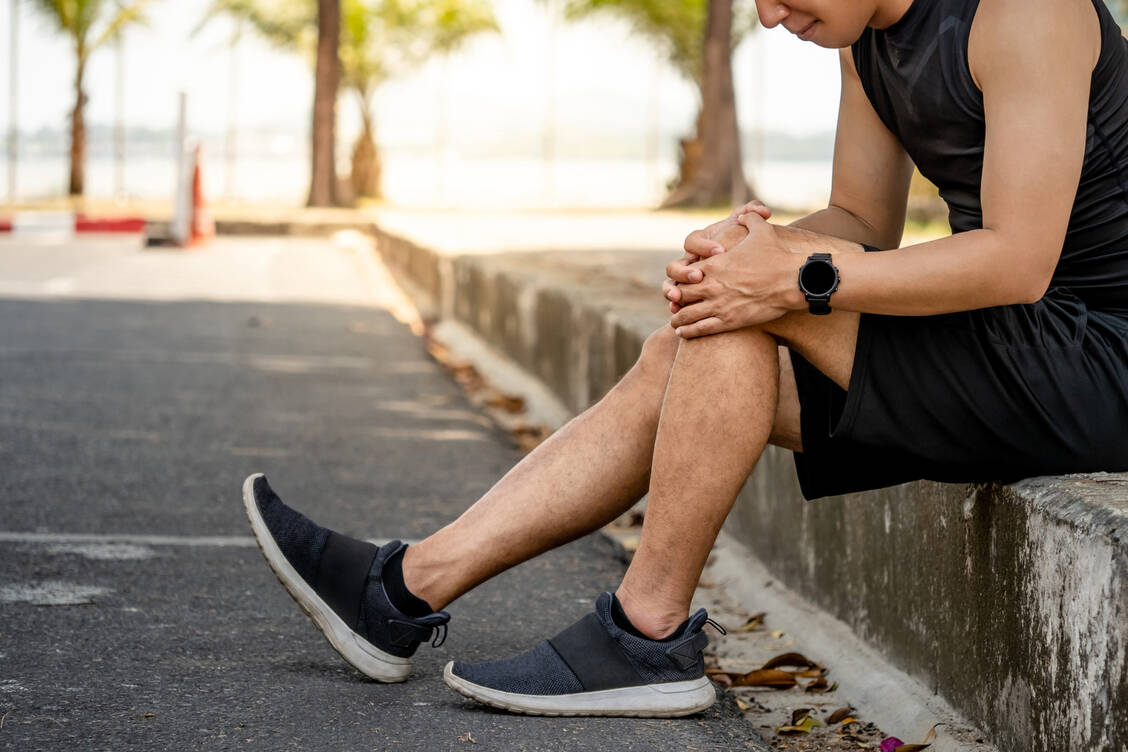 Arthrose am Knie ist sehr häufig und kann sehr einschränkend sein. / © Getty Images/SummerParadive
